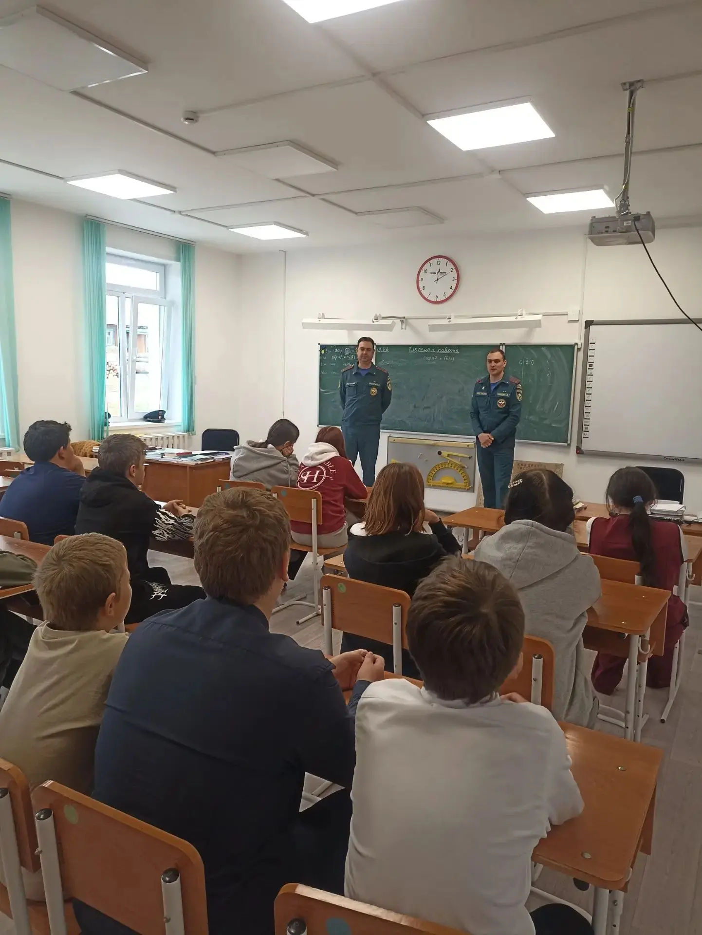 🧑‍🚒В нашей школе прошла встреча ребят и работников 57 ПСЧ 12 ПСО ФПС ГПС ГУ МЧС Росси...