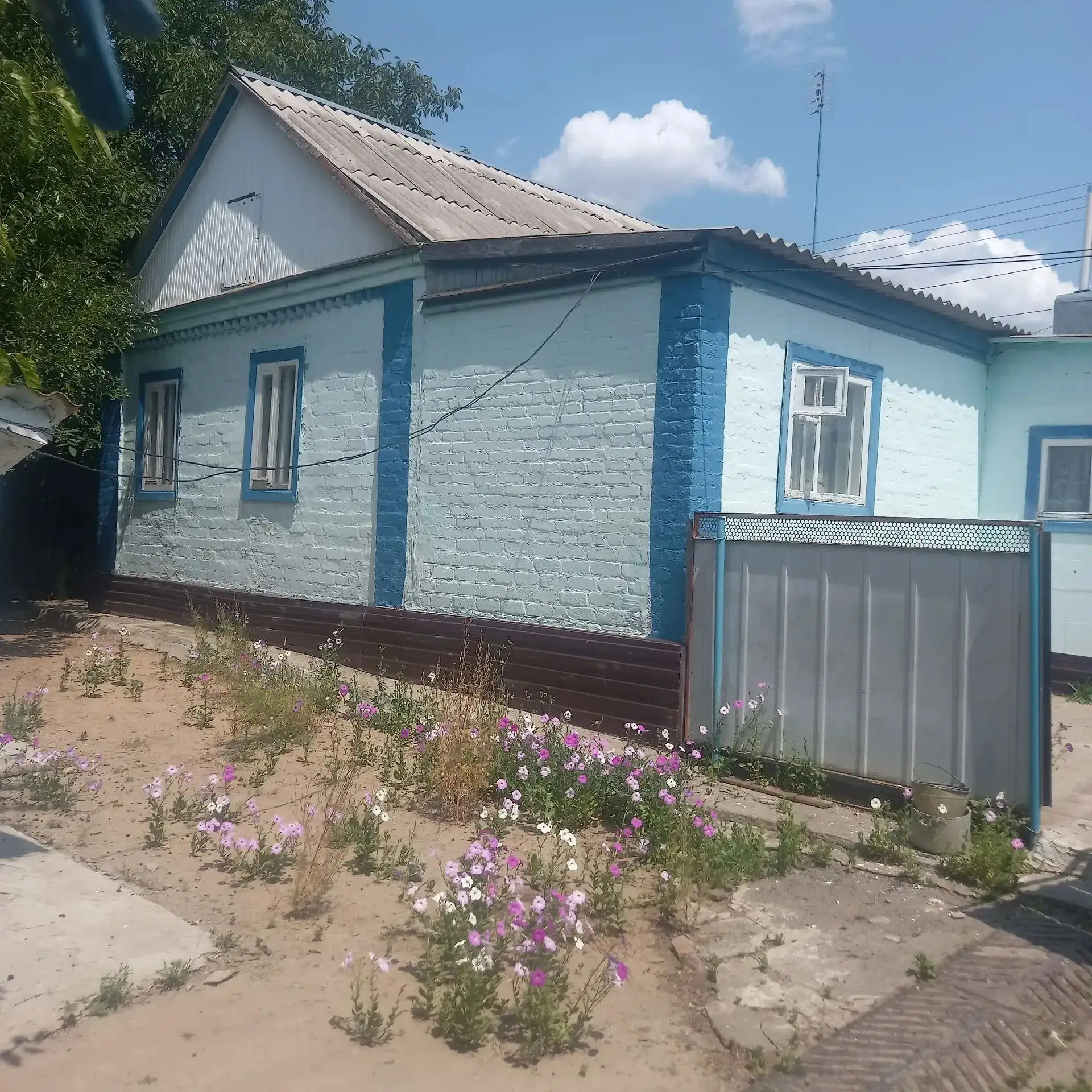 Продается флигель (с мебелью) в х. Александрове, ул. Садовая, 15. Имеется летняя кухня,...