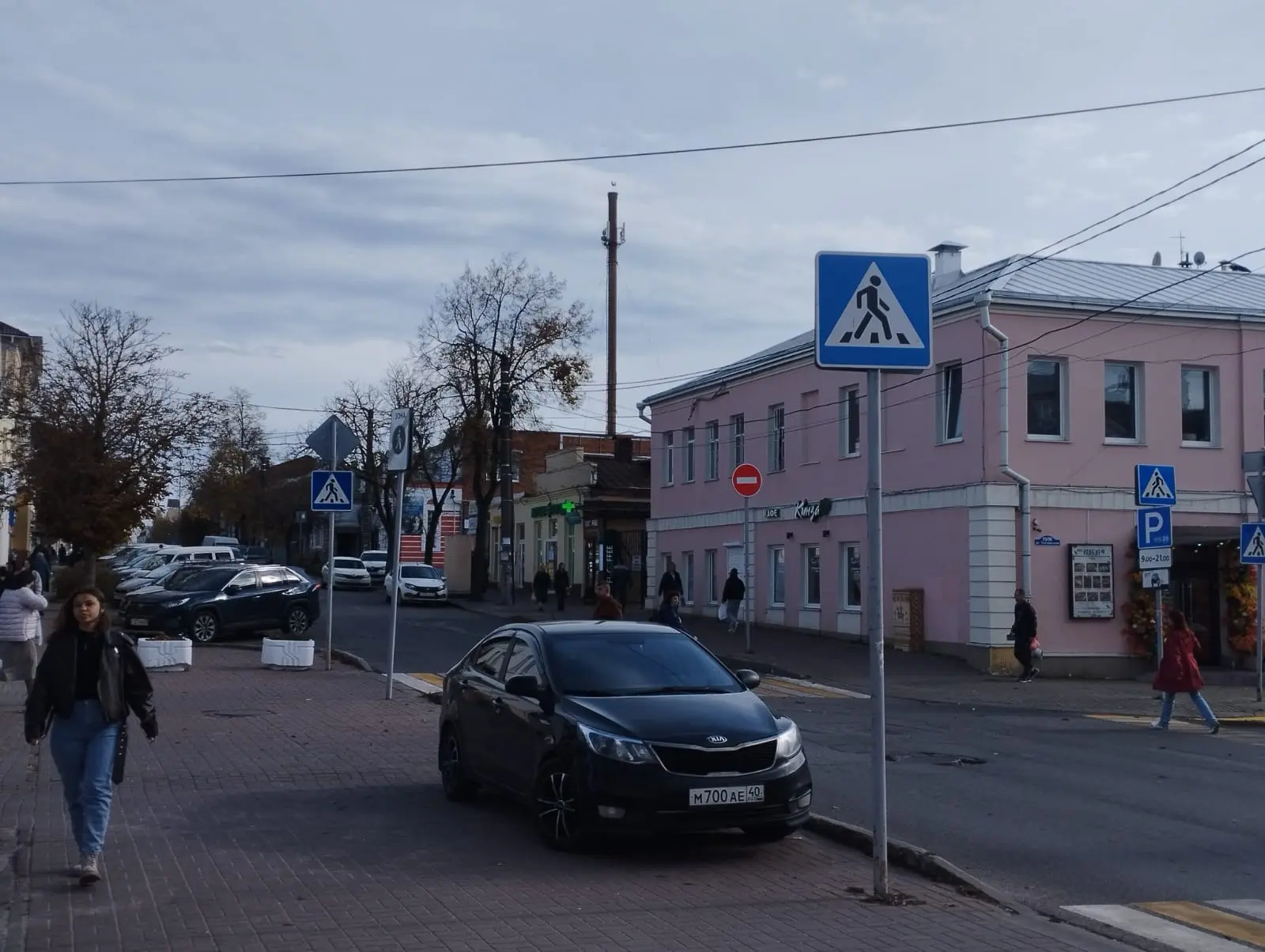Очередной мастер парковки на улице Театральной.