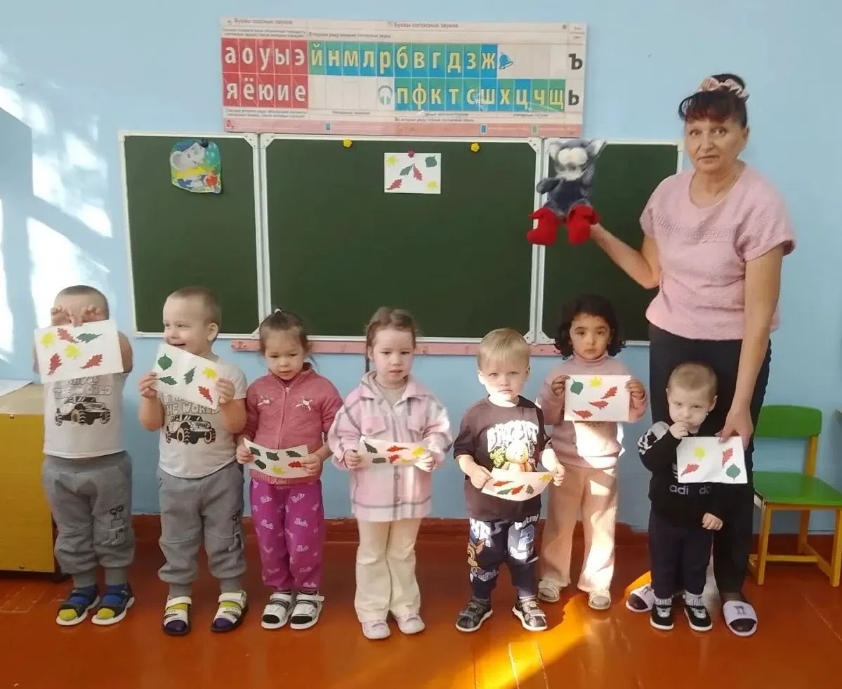 «Листья осенние тихо кружатся,