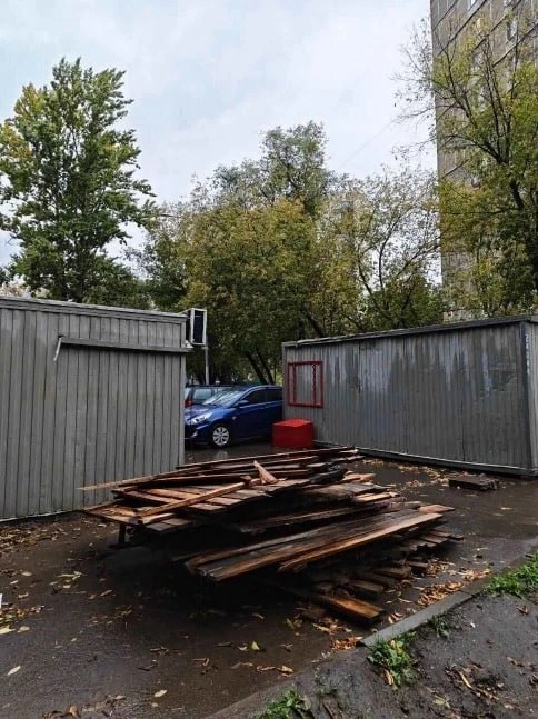 На Нагатинской набережной, 16к3, завершили благоустройство. Временные бытовки и огражде...