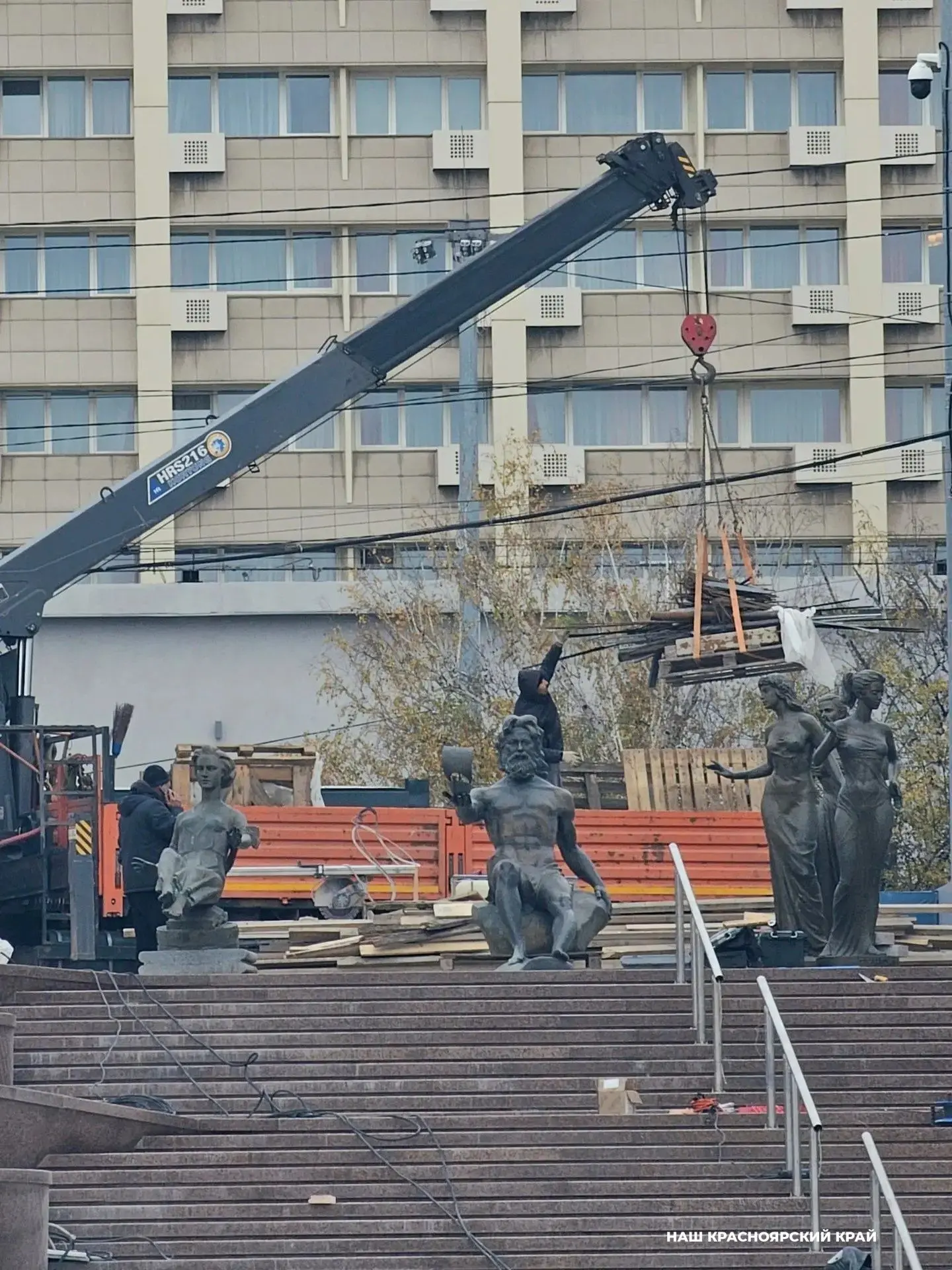 Фигуры фонтана «Реки Сибири» возвращают на Театральную площадь в Красноярске