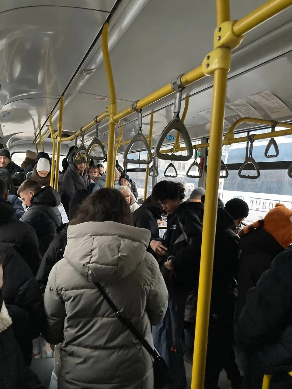 Люди мерзнут в ожидании переполненных автобусов, а администрация откладывает решение во...