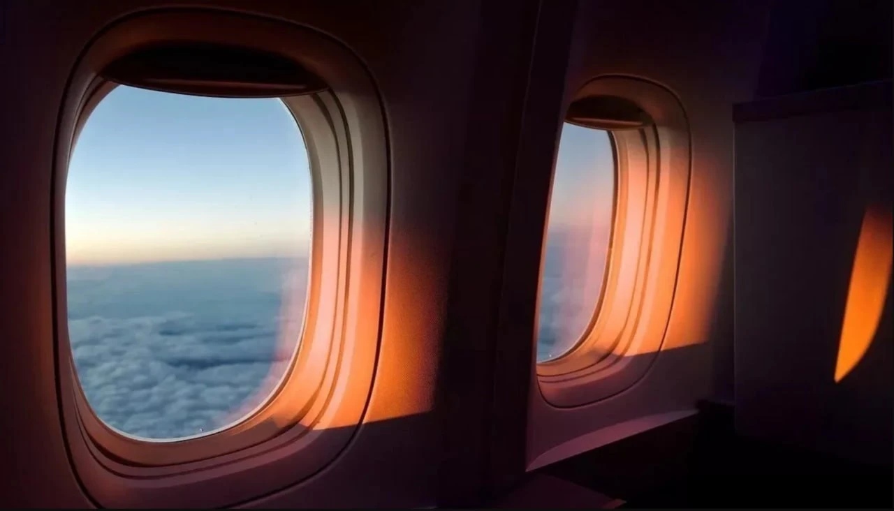 ✈️ Почему иллюминаторы овальные, а не квадратные? Потому что инженерам важнее не «краси...