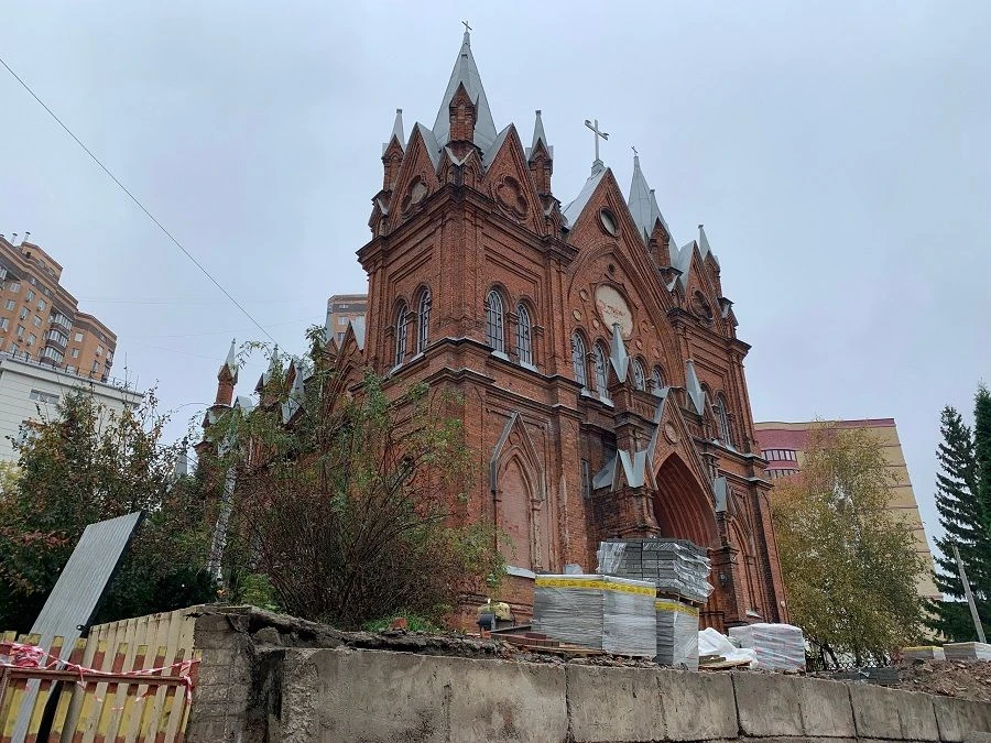 В Курске снесли ограду костела, в котором венчался Малевич