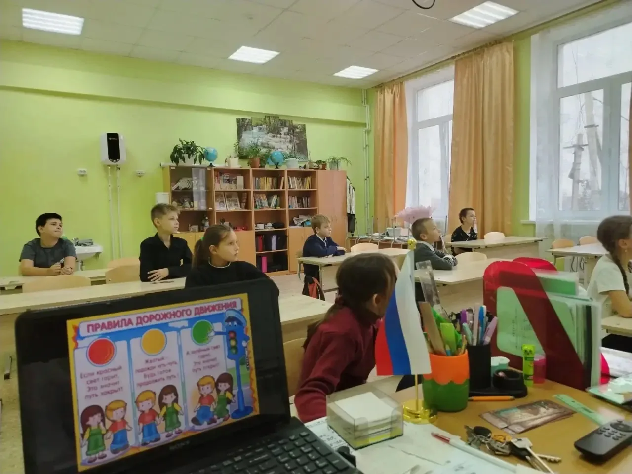 В нашей школе продолжаются «Минутки безопасности», посвящённые правилам дорожного движе...