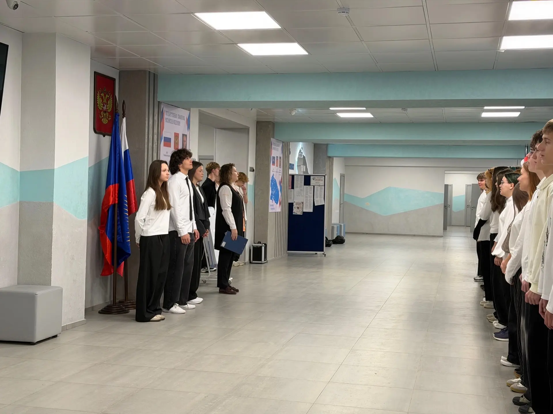 Понедельник 12 октября  в нашей школе начался традиционно — с линейки, выноса флага и г...