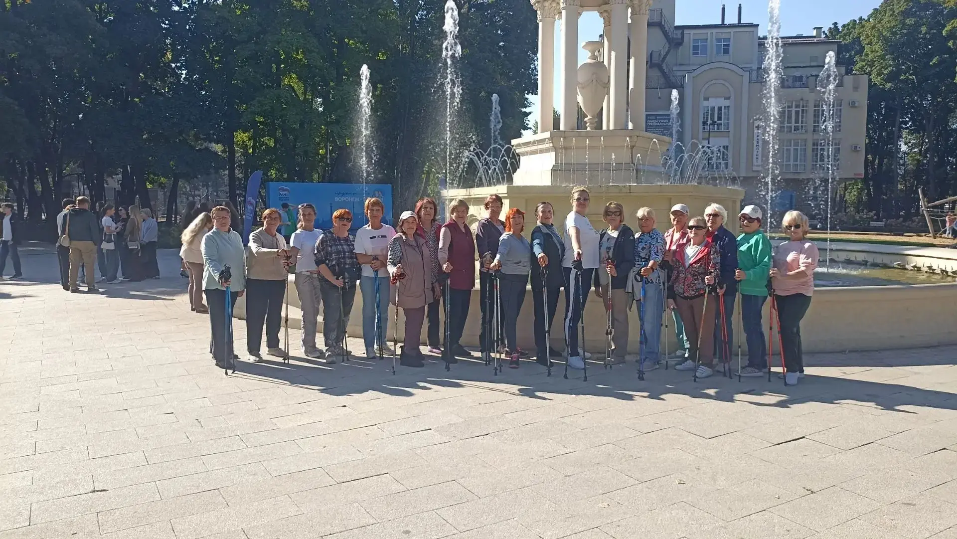 🍂 Активное осеннее настроение в Парке «Орлёнок»  на занятиях северной ходьбой с инстру...