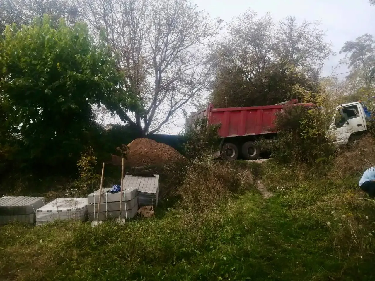 🛝 В пос. Зеленогорский на ул. Центральной началось строительство детской площадки.