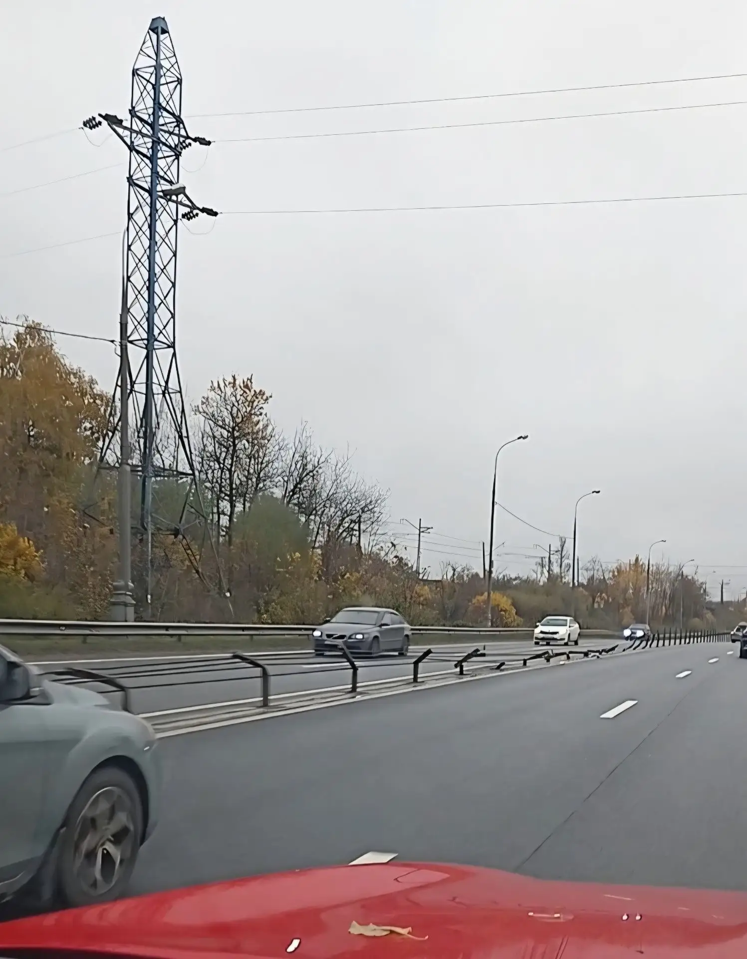 😔Уже более 3 недель это наблюдаю это повреждение на Дмитровское шоссе в Морозках. Стол...