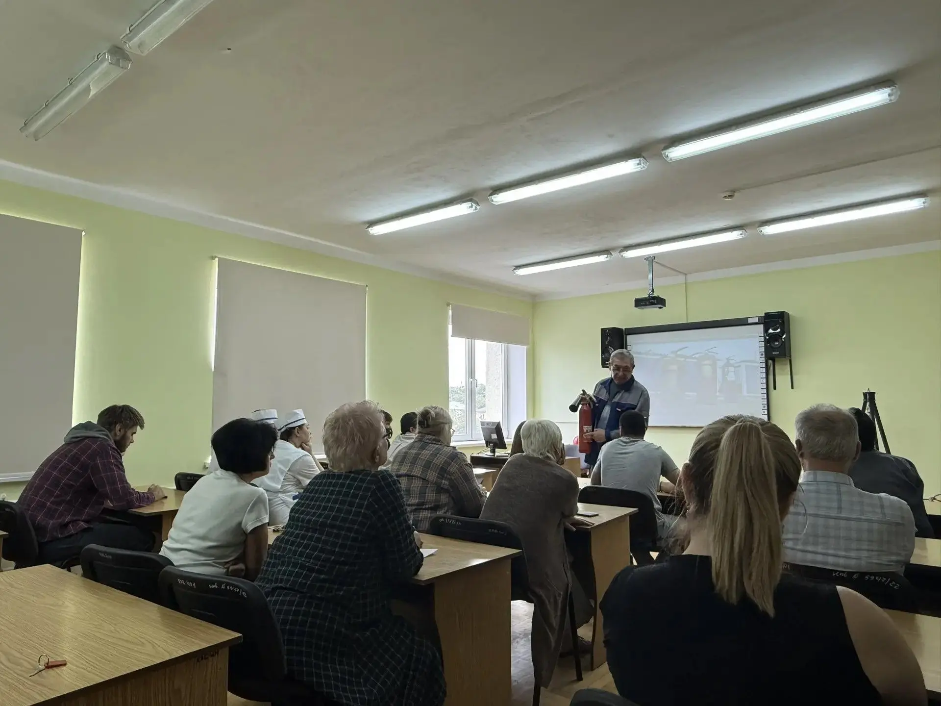 Огнетушитель в руках сотрудника: