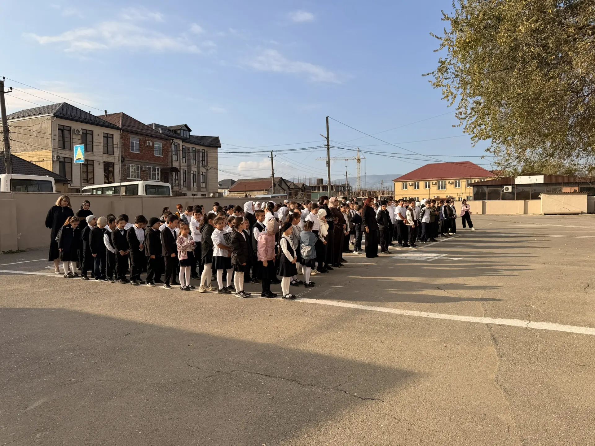 📅 12 октября в МБОУ «СОШ № 53» состоялась традиционная церемония поднятия Государствен...