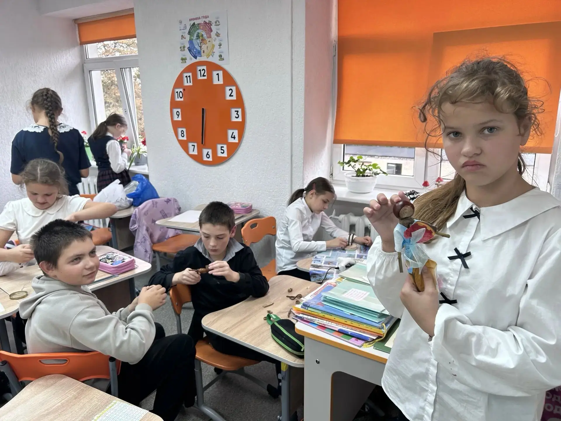 Обучающиеся  4-го А класса готовятся к конкурсу поделок из природного материала.
