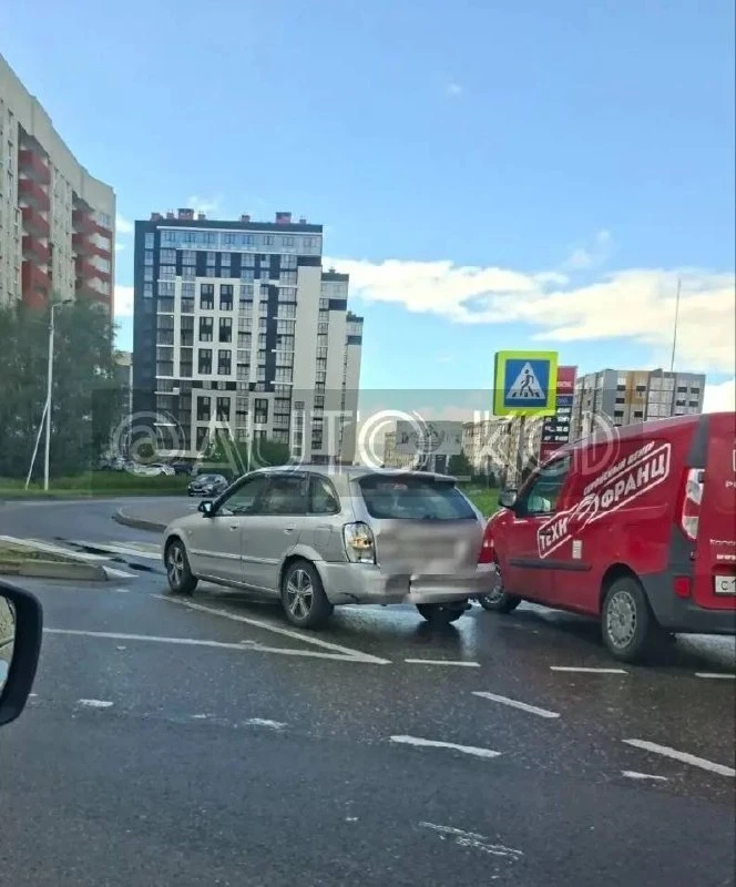 Съезд с кольца на Елизаветинскую практически перекрыт, там двое дорогу не поделили.