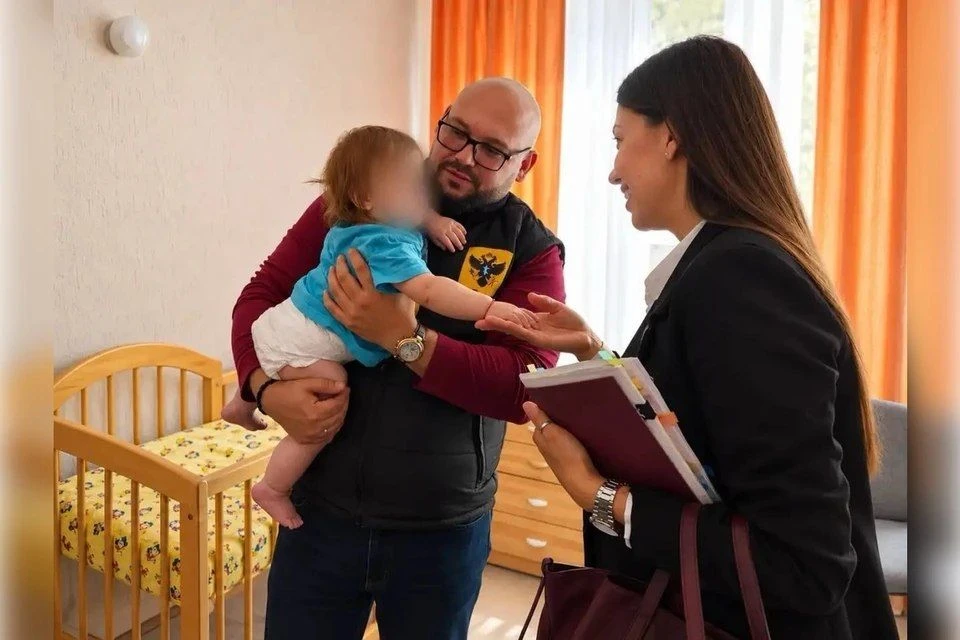 Эвакуированной херсонке с двумя детьми помогли оформить выплаты