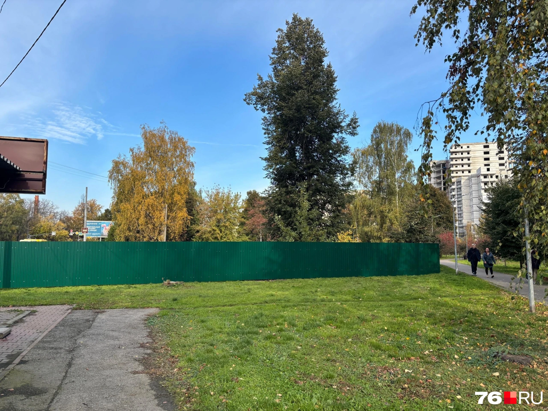📍Участок на Советской улице, где раньше располагался дом № 50, обнесли забором