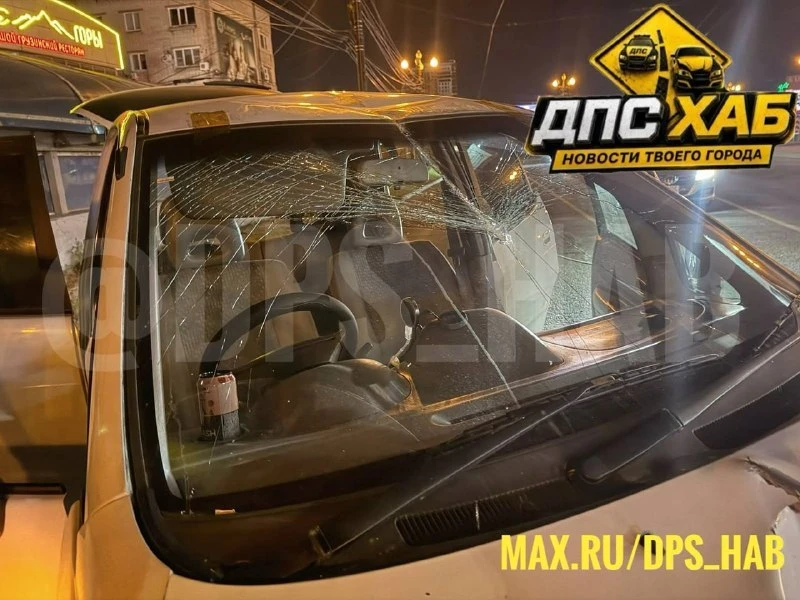 Автомобиль налетел на свисающий провод на Карла Маркса.