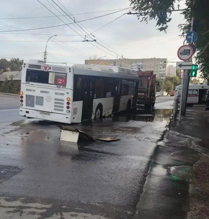 На пересечении Чернышевского и Заводской автобус № 2Д провалился задним колесом в яму п...