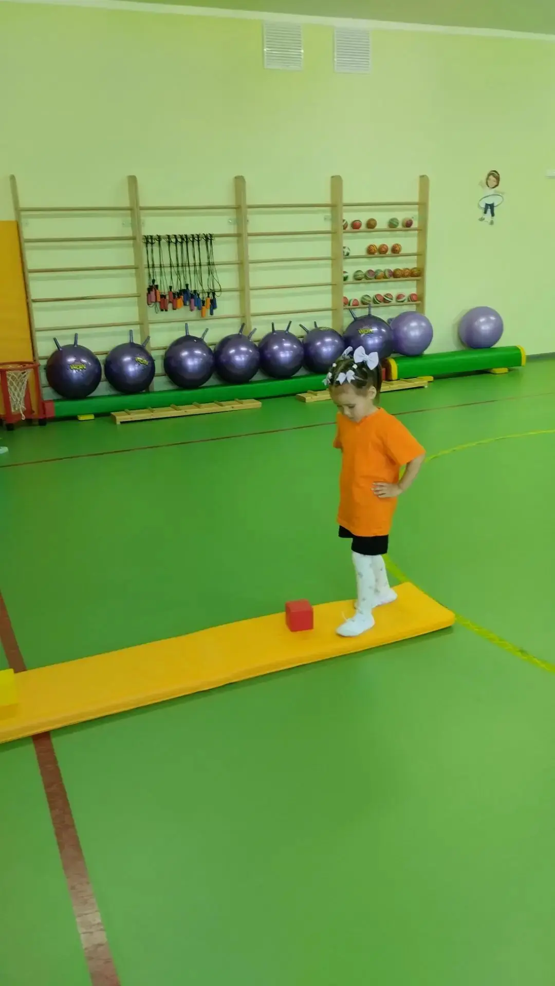 В нашем детском саду девчонки и мальчишки не сидят на месте, ведь не зря говорится "Дви...