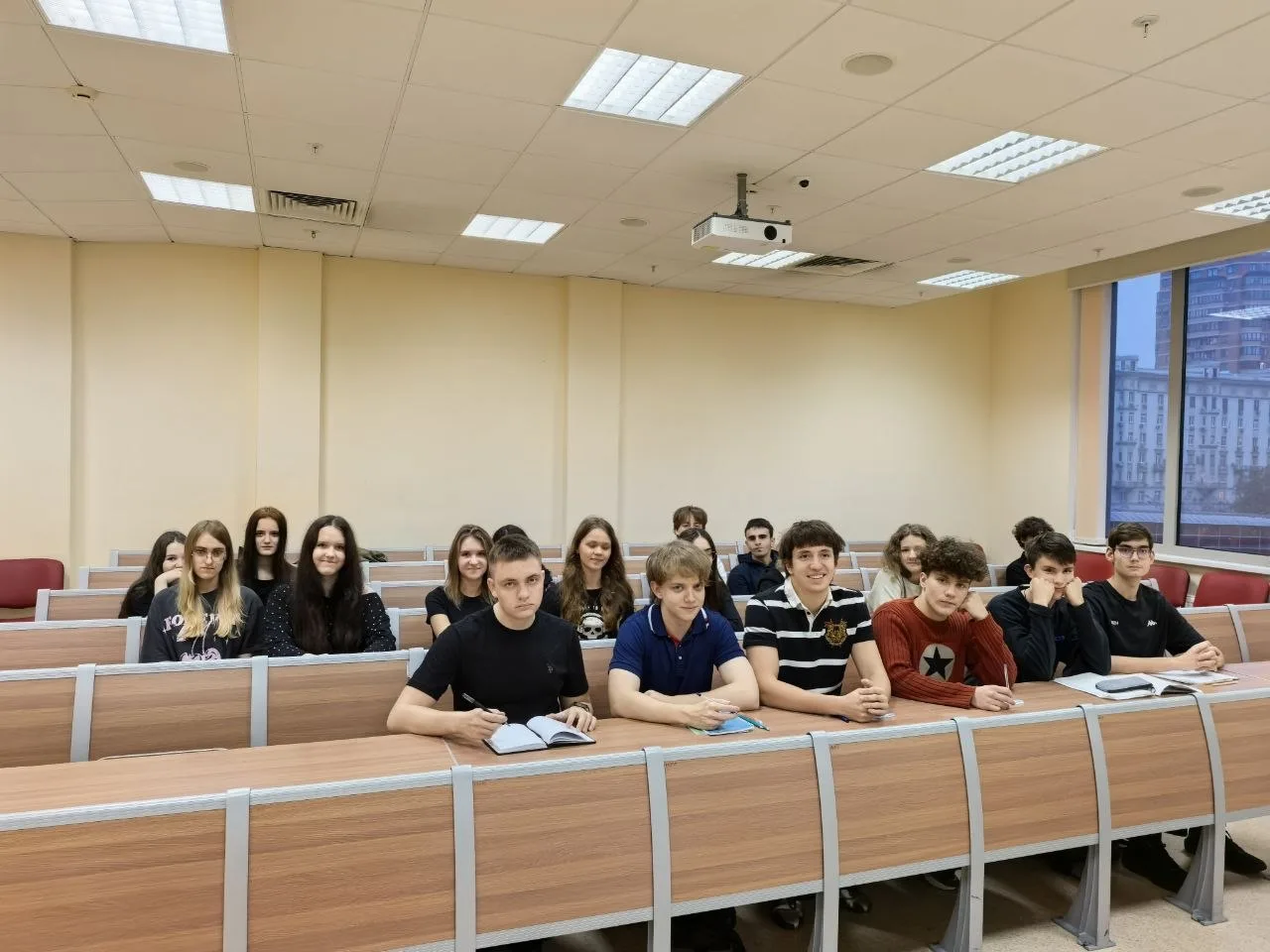 📚 Ученики 10 Предпринимательского класса посетили занятие по экономике в Финансовом Ун...