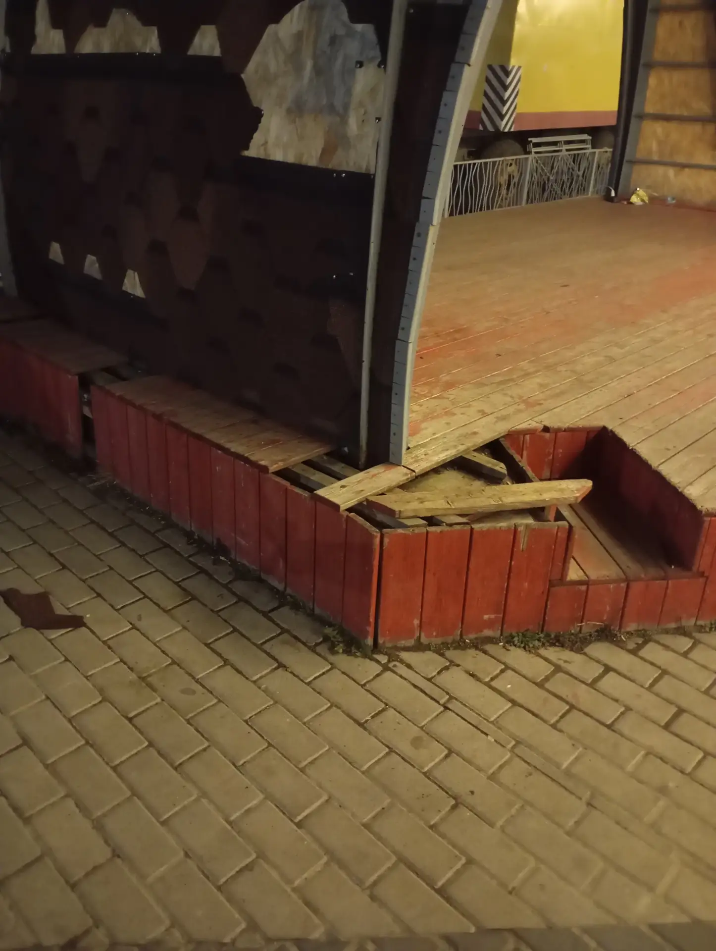 Это потрепанный сквер «Яблоневый сад», торжественно открытый 29 декабря 2020 года в сел...