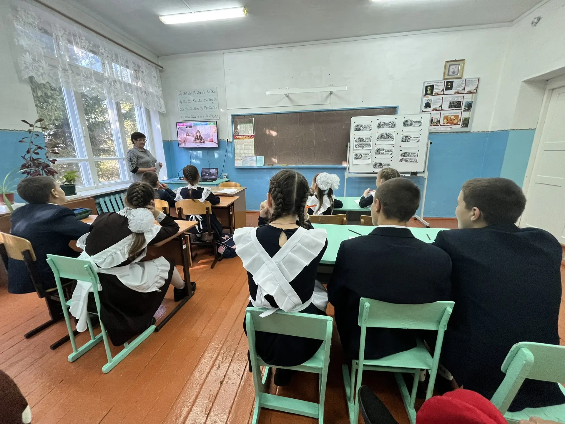 Сегодня в нашей школе прошли «Разговоры о важном» на тему «Безопасность в сети Интернет...