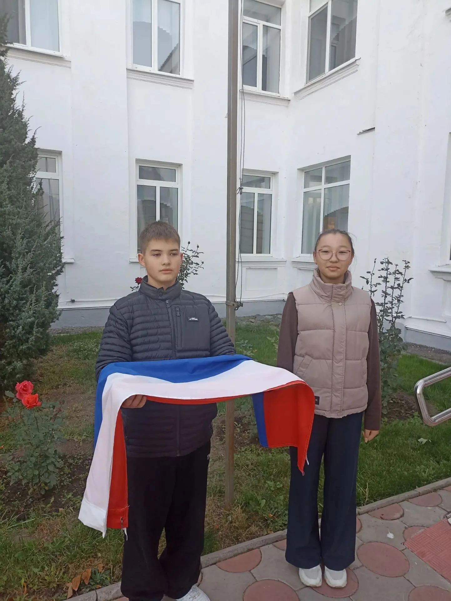 📢 Сегодня, 12 октября, почетное право поднятия государственного флага Российской Федер...