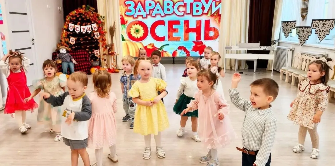 Что за чудо, спросим?Это золотая – осень.