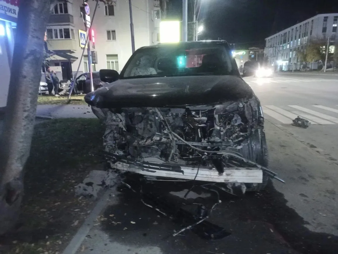 В Кургане после ДТП Лексус отбросило на женщину на тротуаре. Авария случилась 14 октябр...