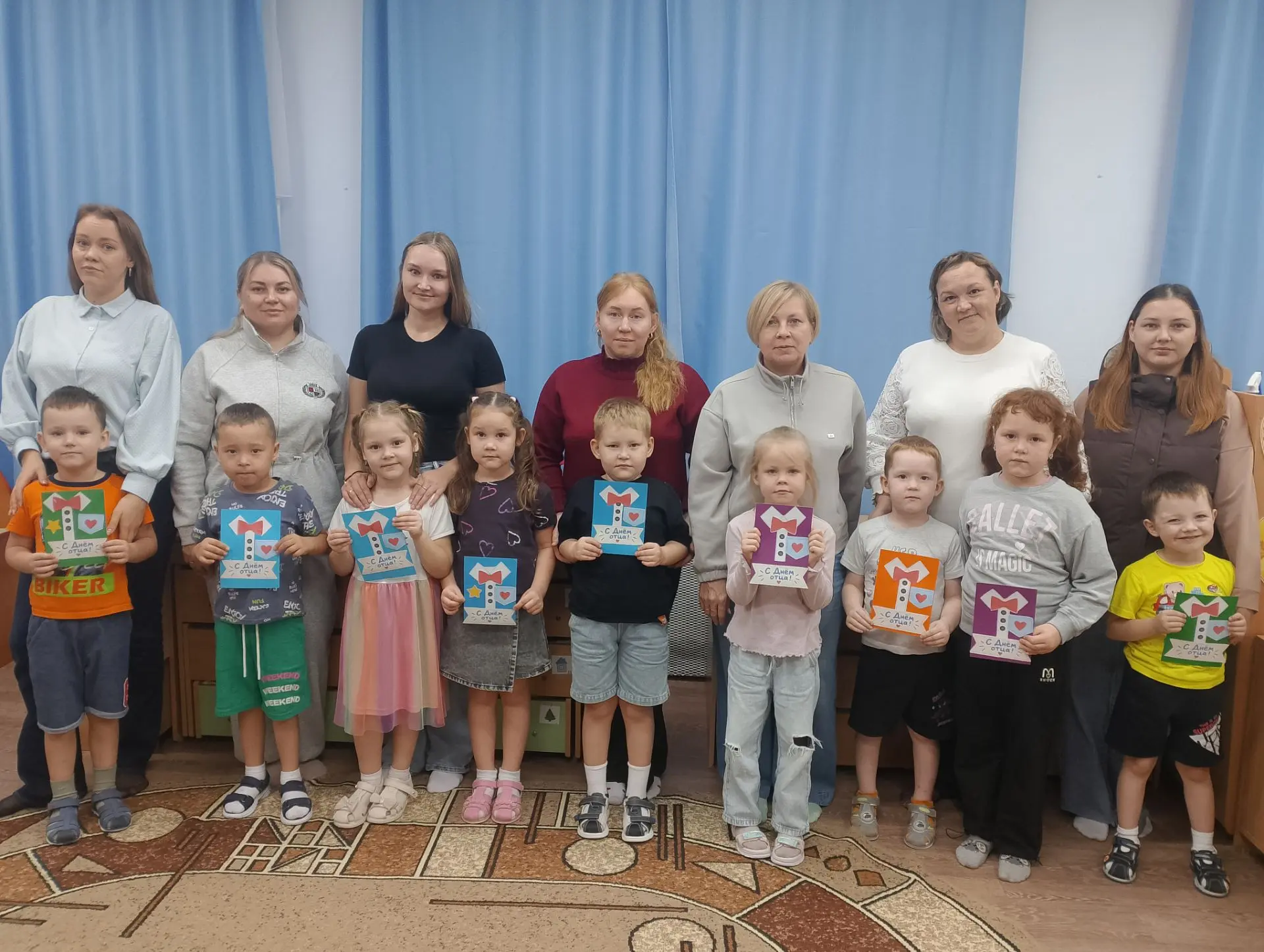 🎈 В старшей группе прошёл мастер-класс по изготовлению открыток для пап. 🎁