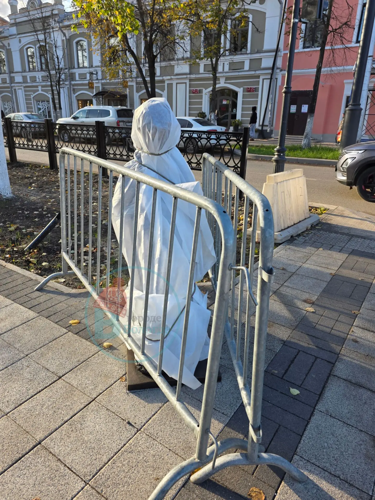 Обновки на аллее улицы Мира.