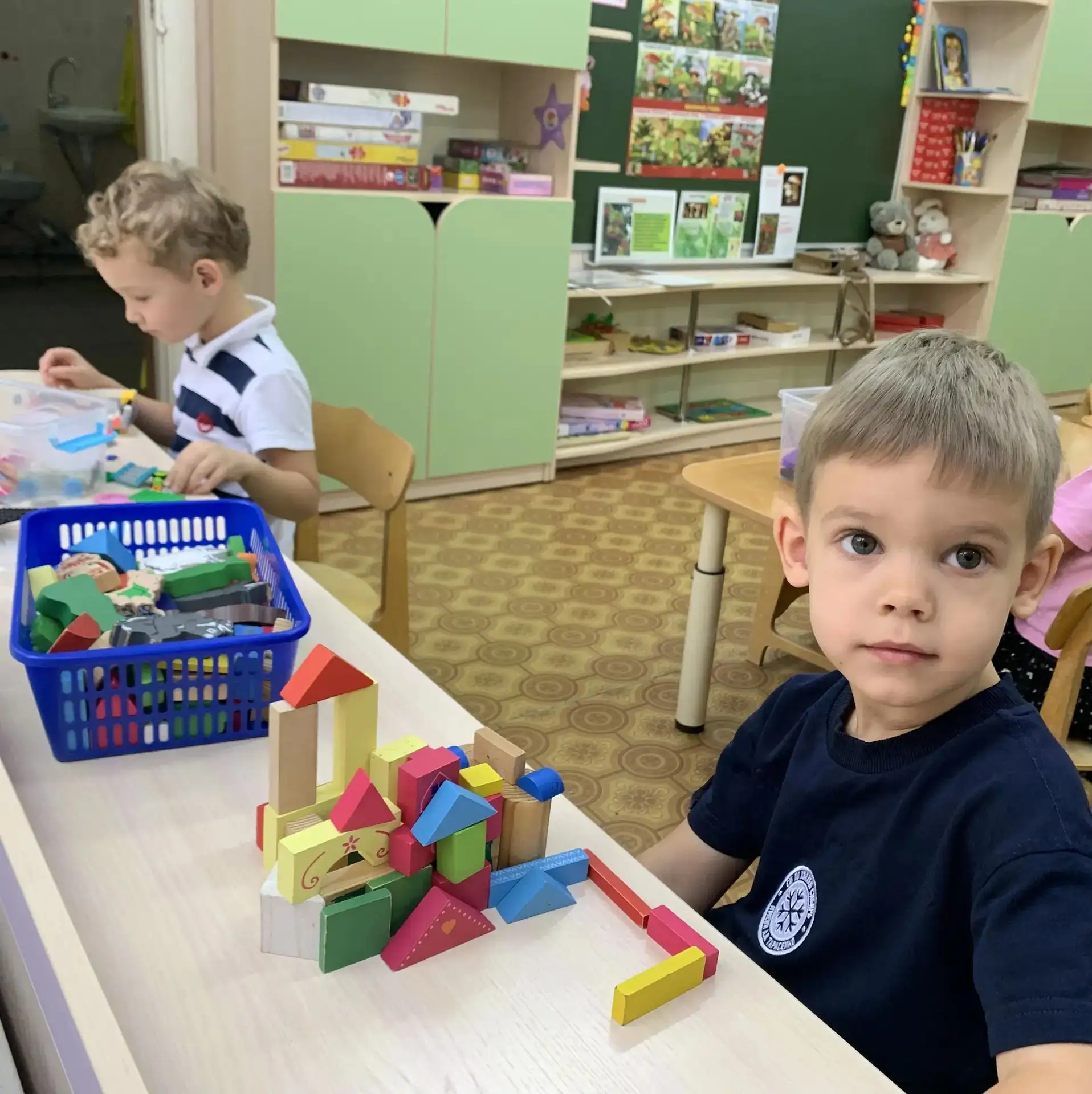 В группе «Любознайки» 👧👦 дети с огромным удовольствием играют в конструктор 🧩. Ведь ...