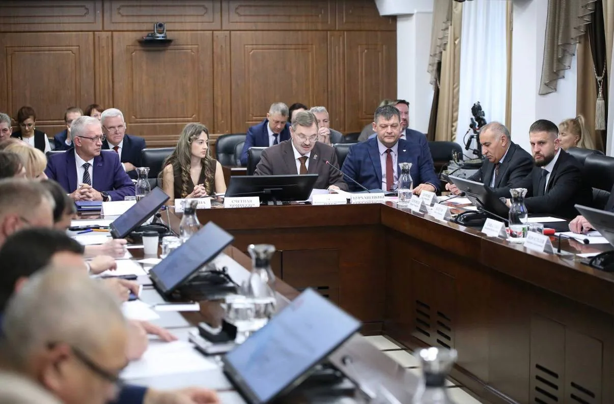 В региональном Заксе определились с должностями и зарплатами
