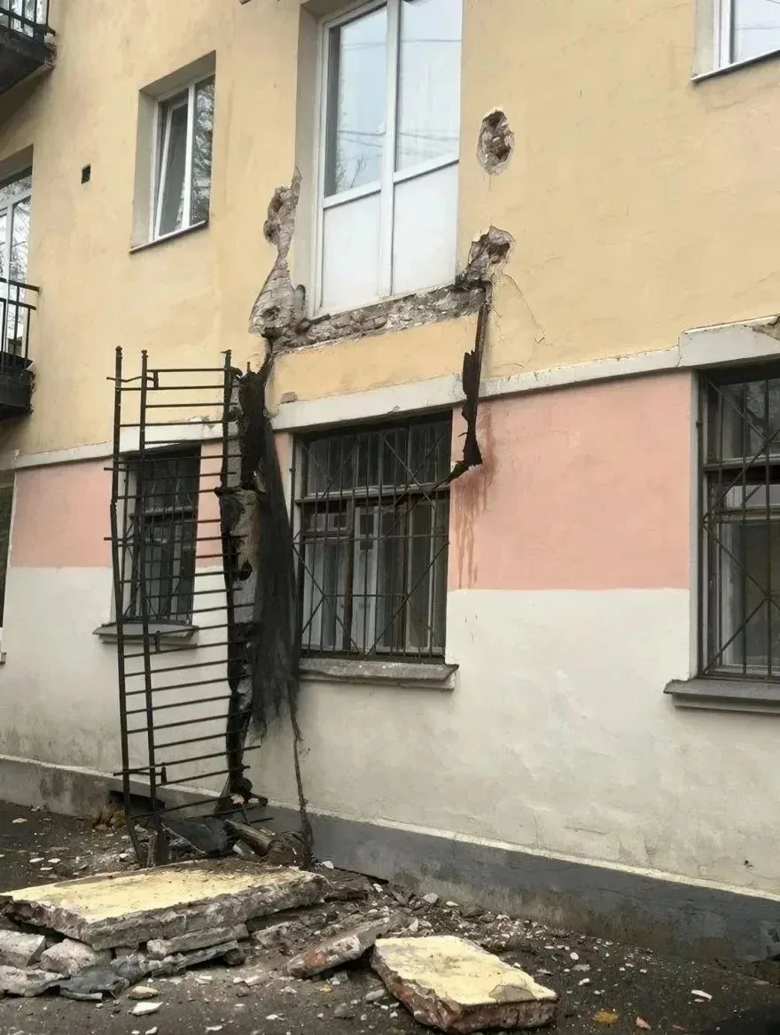 😨 Главный страх любого петербуржца со старым балконом случился на 21-й линии Васьки — ...