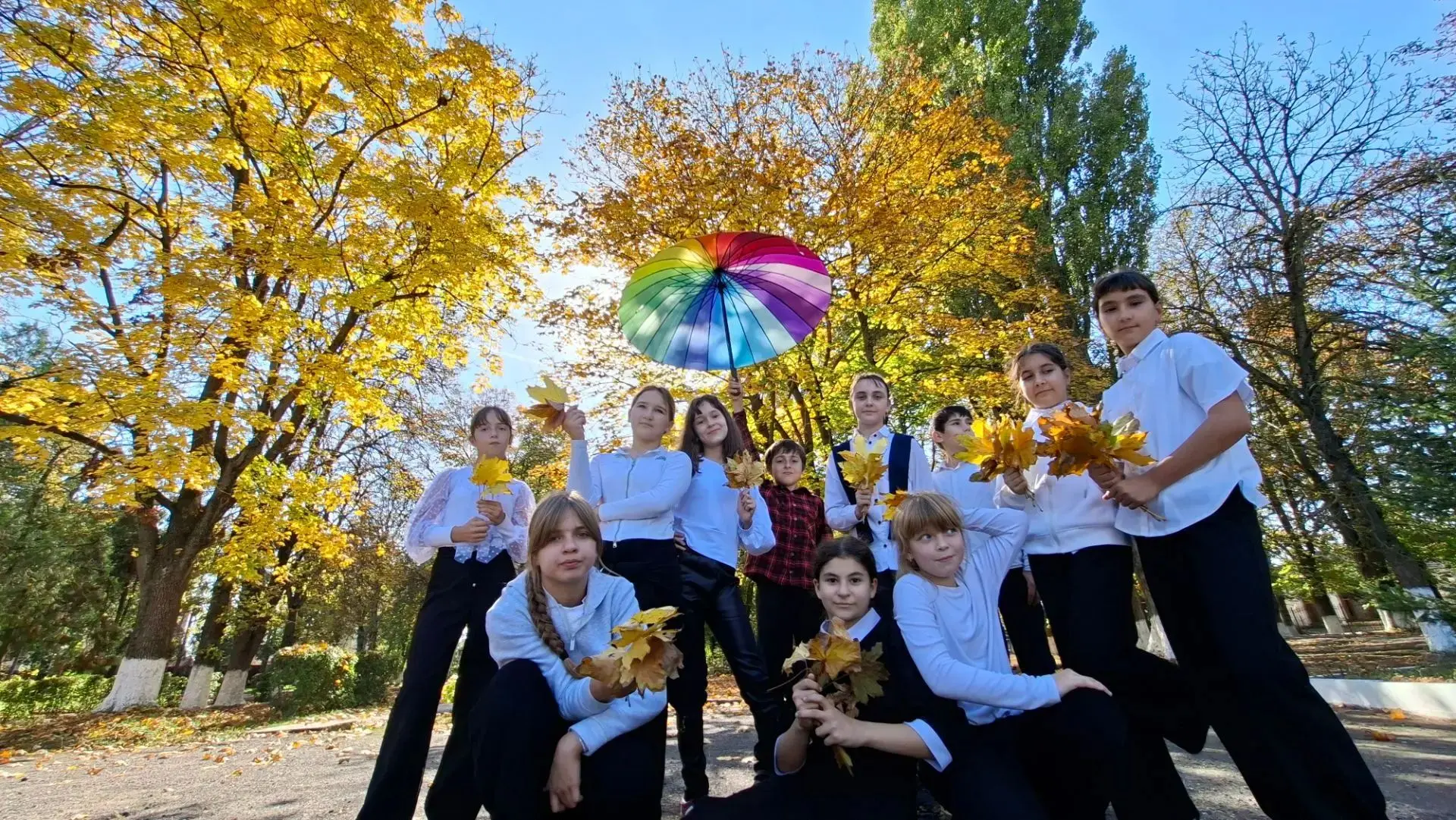 Осень, парк и мы: осеннее настроение 5 «Б»! 🍂✨