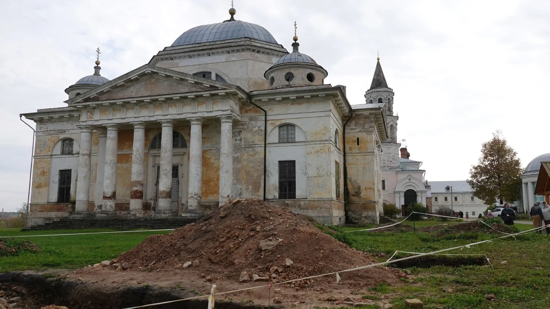 В Борисоглебском монастыре Торжка нашли остатки старинной церкви и средневековый топор