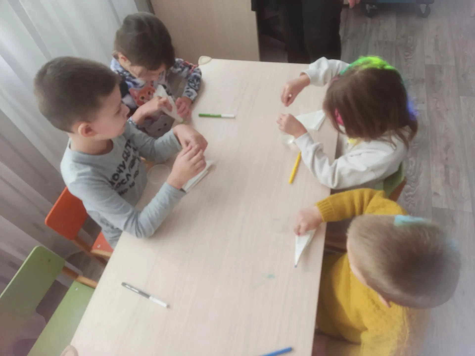 На кружке "ЛюбоЗнайки" сегодня дети вместе с Ольгой Бутрой продолжили знакомство с миро...
