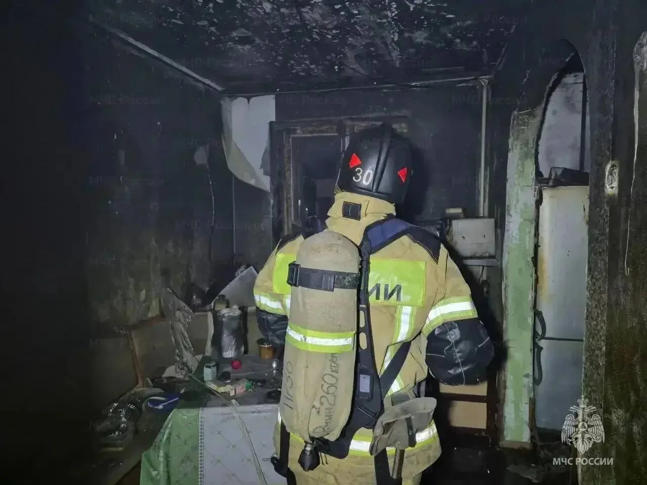 Пожарные спасли 11 человек из горящей пятиэтажки в Усть-Куте. Пожар случился ночью 11 о...