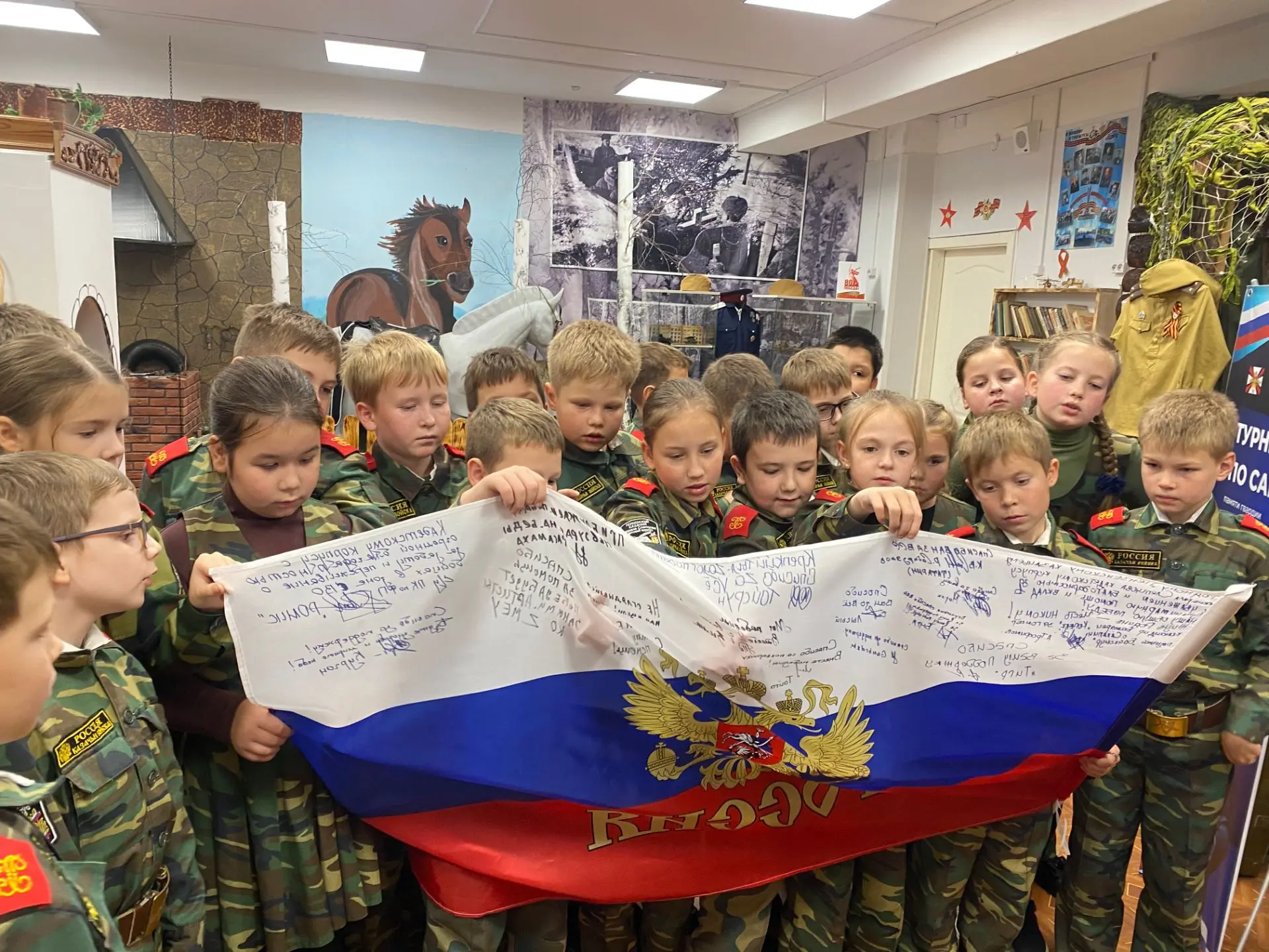 В рамках программы "Орлята России" обучающиеся 3В взвода посетили школьный музей. Эта э...