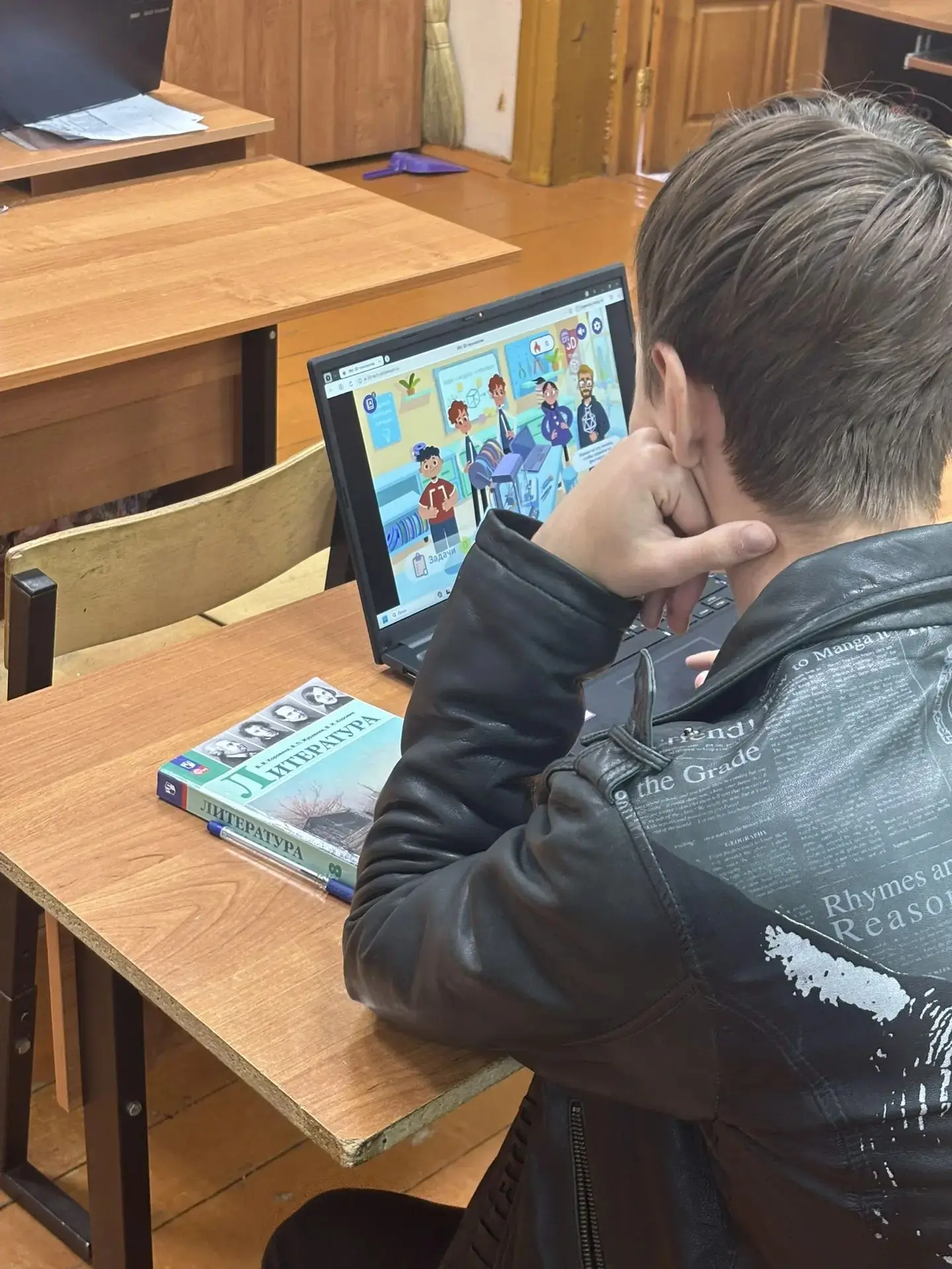 В рамках всероссийского проекта "Урок цифры" обучающиеся 4-8 классов нашей школы принял...