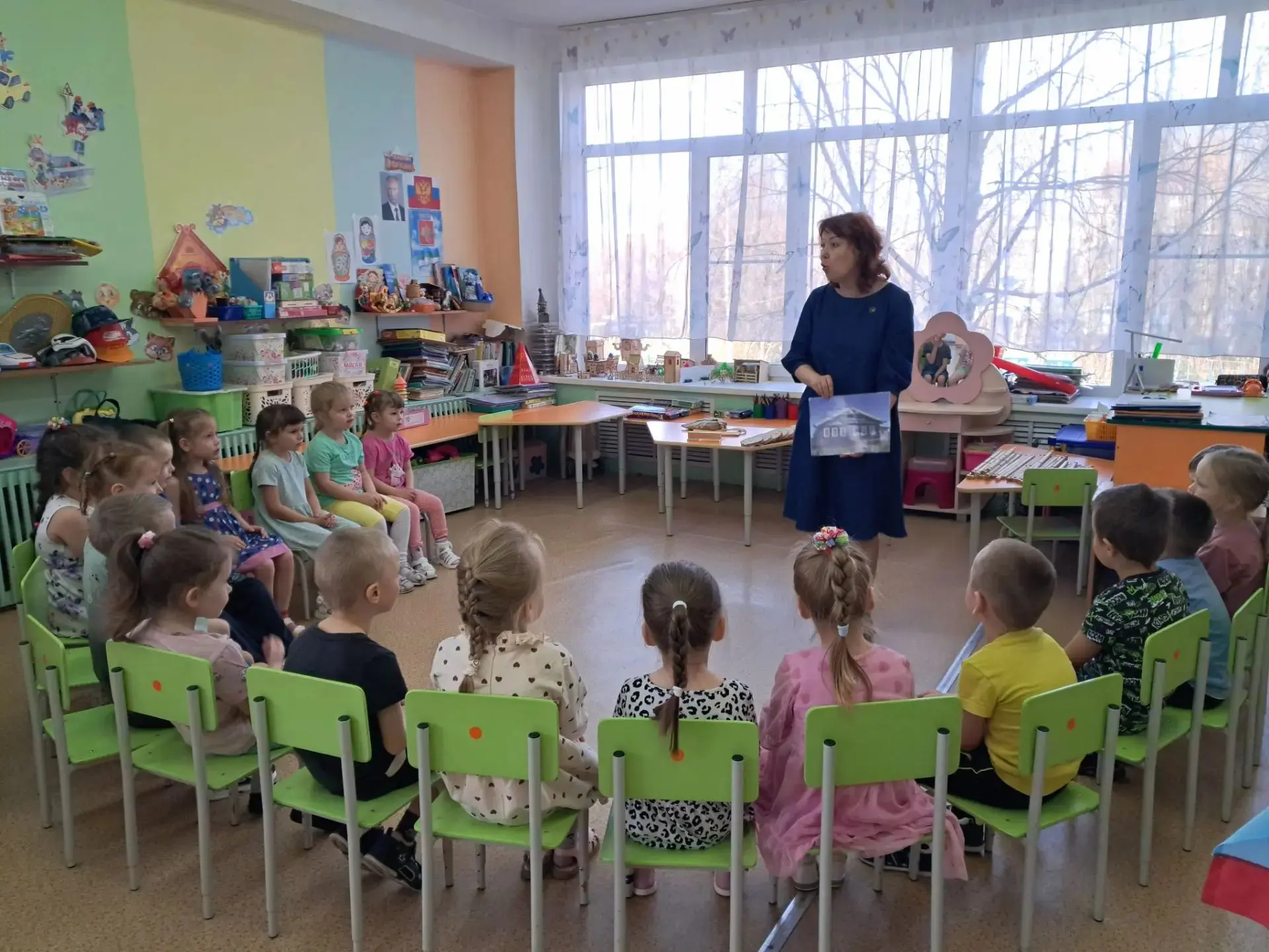 Группы "Дружная семейка" и "Светлячок" принимали у себя сотрудницу Национального музея ...
