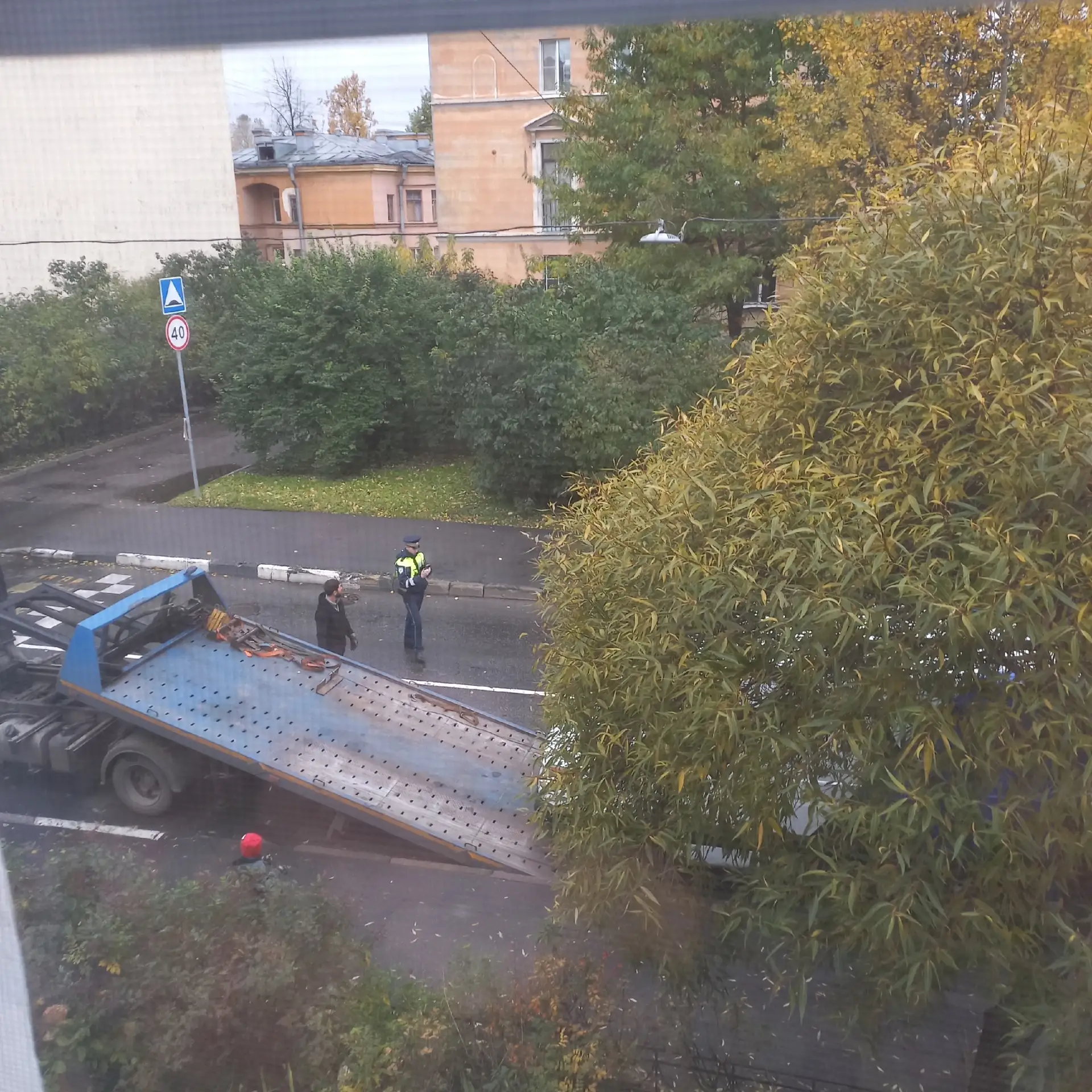 Уже более двух недель от дома 6 по улице Косинова в Санкт-Петербурге эвакуатор увозит п...
