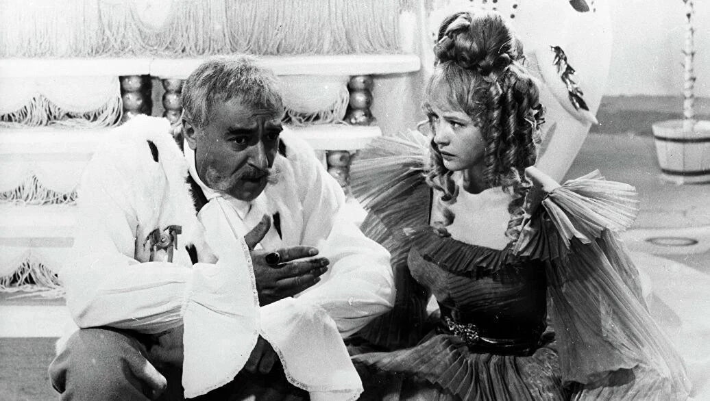🎬 Владимир Этуш и Марина Неёлова в фильме «Старая, старая сказка», 1968 год.