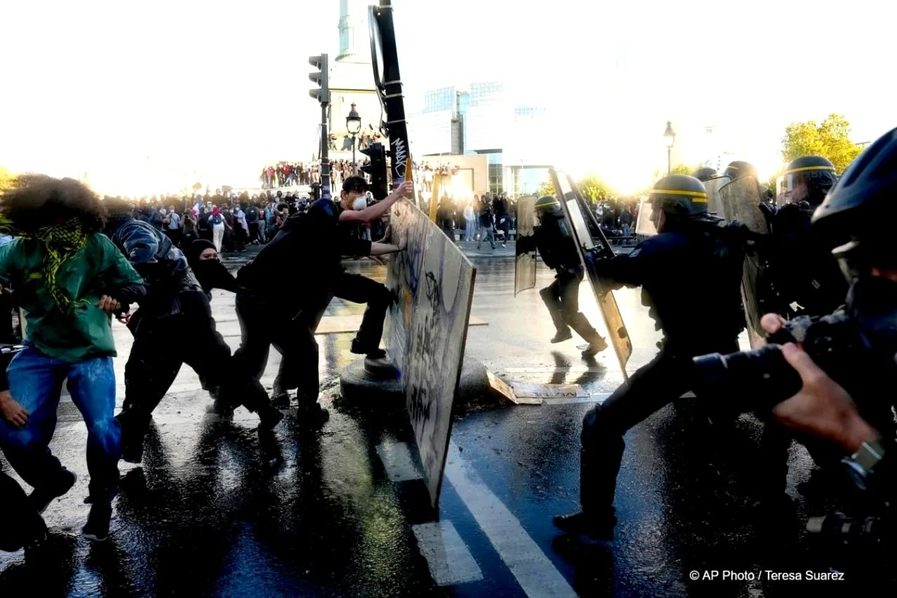 Во Франции в ходе протестов старшеклассников задержали почти 8000 человек.