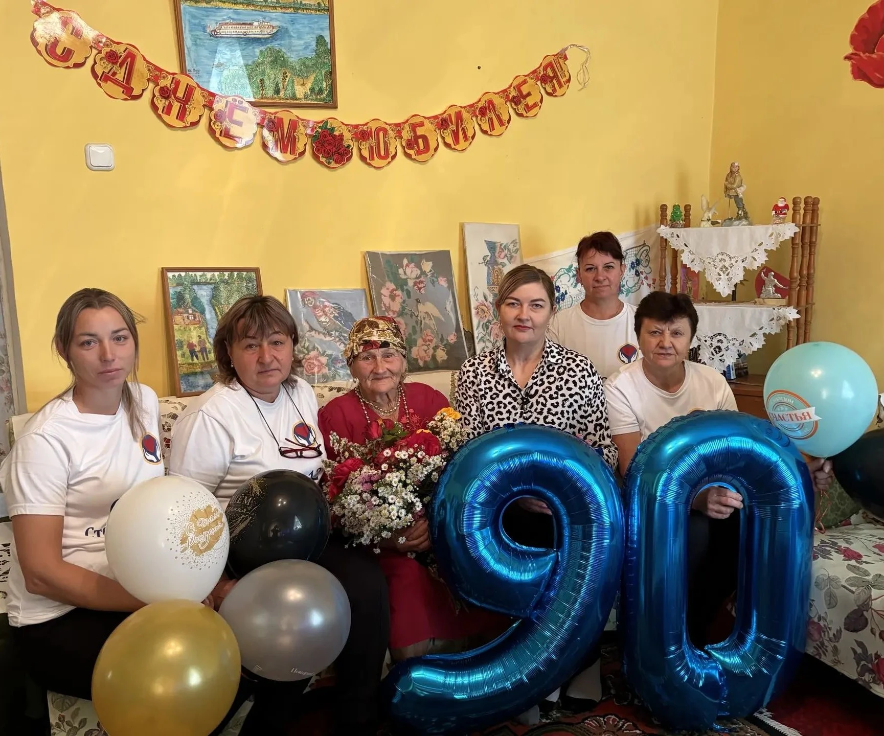 Волонтёры МБУ «ЦСОГПВиИ Сальского района» в рамках проектов «Время активных» и «Связь п...