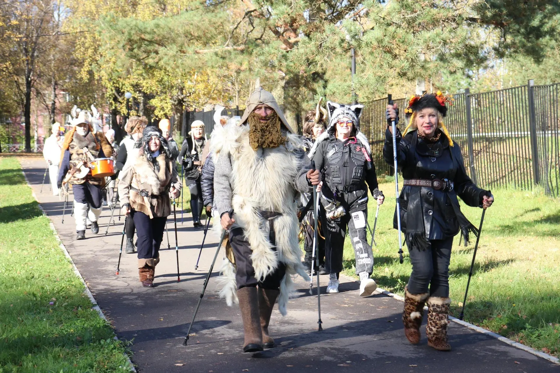 🍂 В парке «Победа» прошёл костюмированный фестиваль скандинавской ходьбы «Осенний бал»!