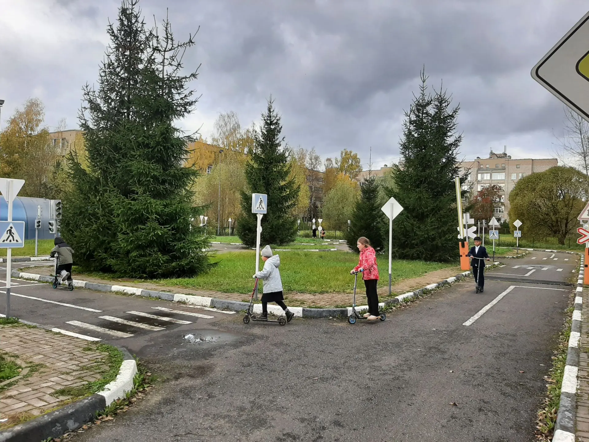 2Б класс снова в деле, и на этот раз мы устроили настоящие покатушки в Автогородке. 🚲�...