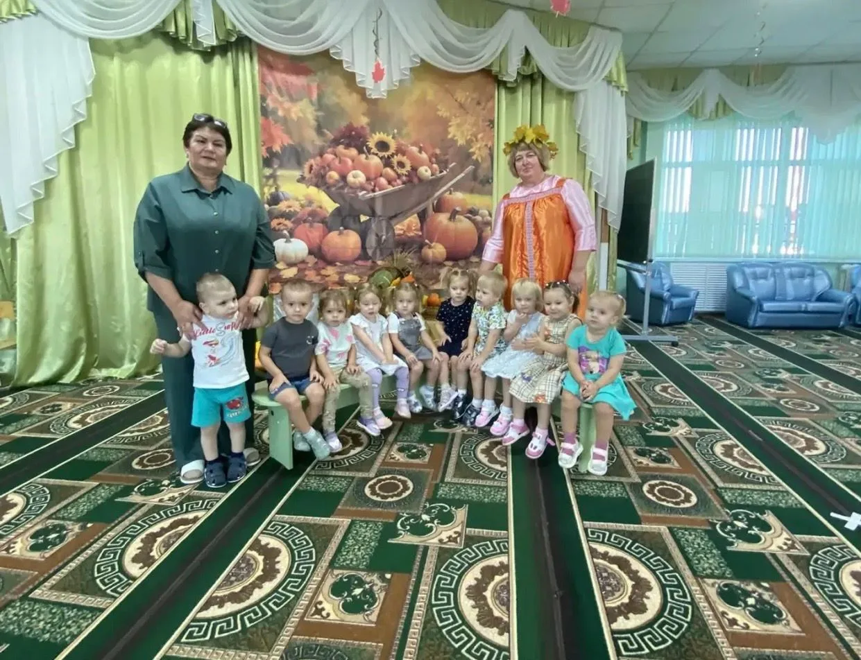 🍂Уже неделю наш детский сад украшен к осенним праздникам. В фойе первого этажа оформле...