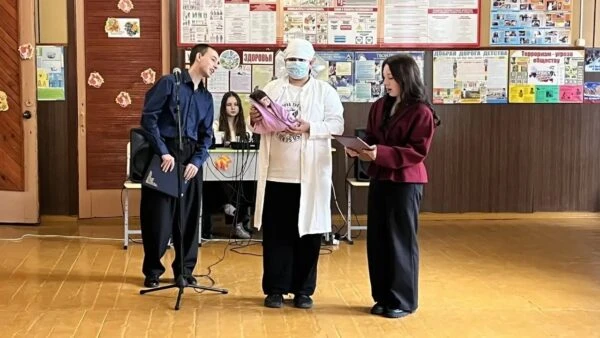 Ученики Холмечской школы посвятили педагогам праздничную программу