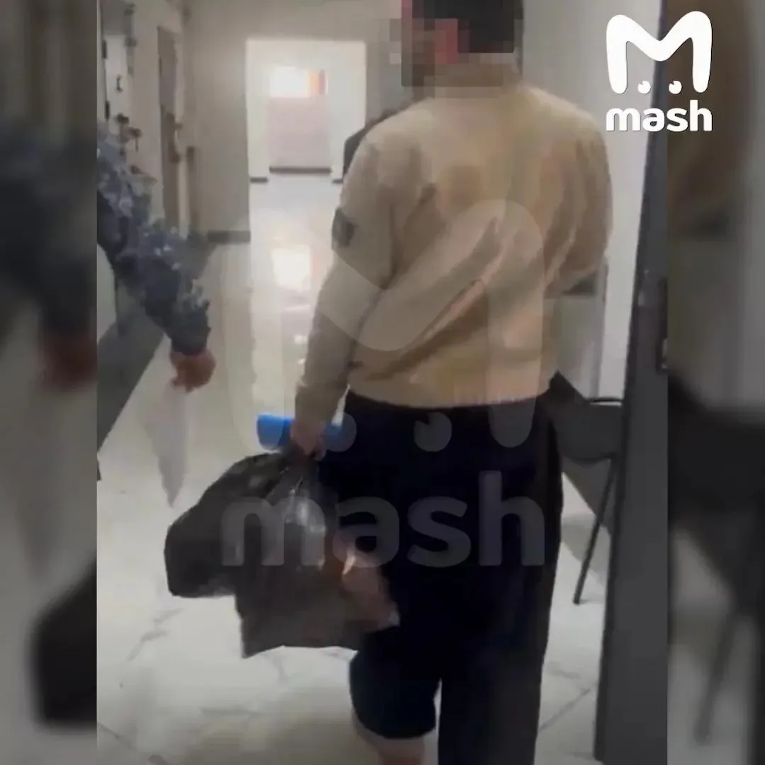 Первое фото Navai после задержания в Казахстане. Артиста ведут в изолятор.